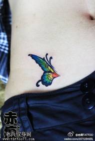 Ženska tetovaža leptira u boji trbuha radi tetovaže