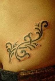 un tatouage totem de vigne sur les hanches