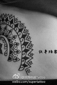 bellezza del ventre solo bellissimo modello di tatuaggio totem