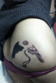 ailes de hanche tatouage travaux de tatouage noir et blanc