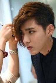 Wu Yifan tetovējums modelis zvaigzne kakla melns krusts tetovējums attēlu