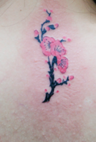 immagine del tatuaggio bella prugna collo bellezza