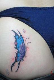 graži moteris jaučia populiarų klubo spalvos drugelio tatuiruotės modelį