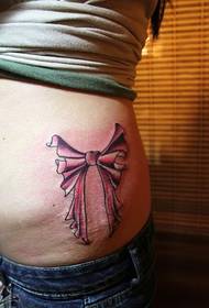 patrón de tatuaje de arco de cadera de una niña