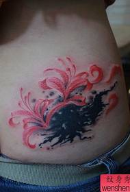 fianchi di ragazza sembrano un buon modello di tatuaggio floreale laterale