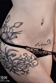 Modello di tatuaggio floreale natiche sexy
