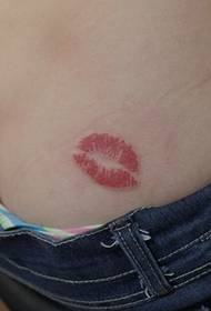 女孩臀部嘴唇唇印紋身圖案