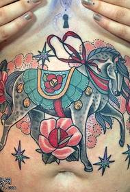 женска тетоважа коња у боји трбуха ради дељење скице за приказ тетоважа