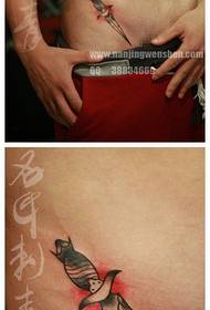 Una pancia maschile con un modello di tatuaggio pugnale classico alternativo