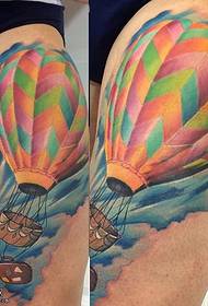 臀部的彩气球纹身图案