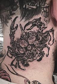 Modello tatuaggio mostro granchio collo