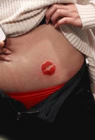 l'addome della ragazza è solo un bellissimo modello di tatuaggio con stampa labbra