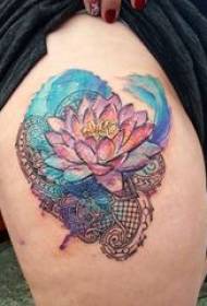 immagine del tatuaggio del loto colorata fianchi della ragazza del tatuaggio del loto di sonno