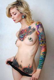la figura del tatuaggio ha consigliato una donna Lavoro di tatuaggio sul petto dell'addome del braccio sexy del fiore