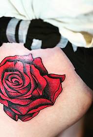 ein rotes rose tattoo muster auf den hüften sexy verführerisch
