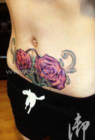 Kvindelig abdomen farvet rose tatovering mønster