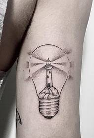 Svjetionik velike žarulje koji uočava male svježe uzorke tetovaža