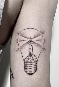 Grande faro a bulbo che individua un piccolo modello di tatuaggio fresco