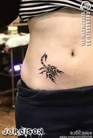流行的美麗美女腹部圖騰蝎子紋身圖案