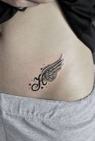 Skönhet buken liten och delikat brev vingar tatuering mönster