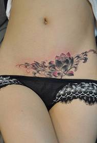 소녀 복부 수묵 스타일 연꽃 문신 패턴