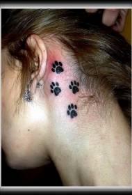 oreja después del patrón de tatuaje de impresión de pata de gato