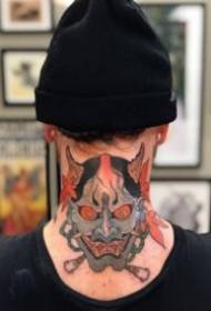 tatuaggio sul collo del collo tatuaggio