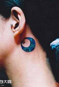 Patrón de tatuaje de luna de cuello