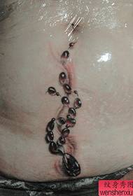 rapaza abdome dun patrón de tatuaxe en cadea de diamantes