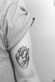 큰 마음 심장 쏘는 현실적인 문신 패턴