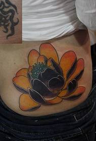 zadnjice dekleta izgledajo dobro barvni vzorec tatoo lotosa