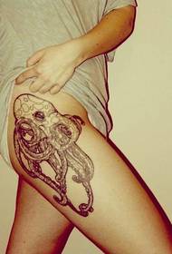 weiblech Kraken Hip Tattoo Muster