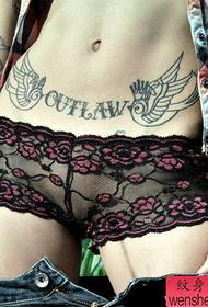 en kvinnas mage sväljer brev tatuering mönster