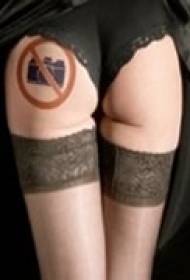 tatuaggio dell'anca di personalità alternativa