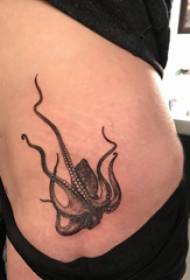 černé chobotnice tetování dívky boky černé chobotnice obrázky tetování