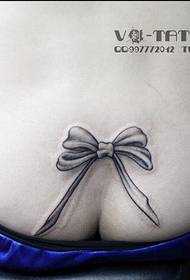 foto femminile del modello del tatuaggio dell'arco dell'anca