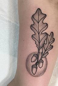 Veliki listovi žira malih svježih uzoraka tetovaža