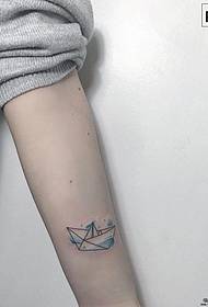 Líne mhór phatrún tattoo bád úr páipéir beag