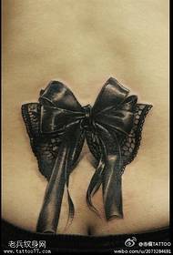 immagine del tatuaggio dell'arco del merletto delle natiche femminili