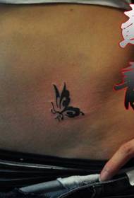 девојче абдомен тотем шема на тетоважа на пеперутка