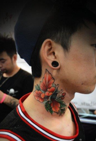 model de tatuaj floare culoare gâtului