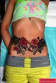 mergaičių pilvas populiarus pistoleto rožių tatuiruotės modelis
