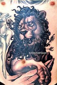 sexy dominante buik zwart-witte leeuw tattoo patroon
