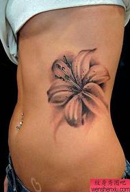 pancia di bellezza un bellissimo modello di tatuaggio giglio dall'aspetto