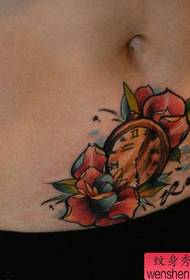 L'immagine dello spettacolo di tatuaggi consiglia un modello di tatuaggio di fiori color pancia di donna