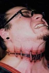 На шиї волохатий жахливий татуювання з кров'яними щілинами