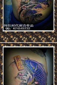 ragazzi fianchi un modello di tatuaggio tradizionale calamari