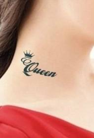 Queen Neck kleine frische Buchstaben und Krone Tattoo Muster