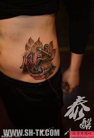 vīriešu vēdera smagās krāsas enkura rozes tetovējuma modelis