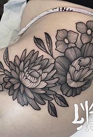 fianchi Europa e America modello di tatuaggio sexy puntura di fiore